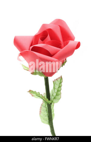 Fiore rosa origami di carta artigianale isolato su sfondo bianco Foto Stock