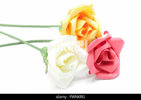 Fiore rosa origami di carta artigianale isolato su sfondo bianco Foto Stock