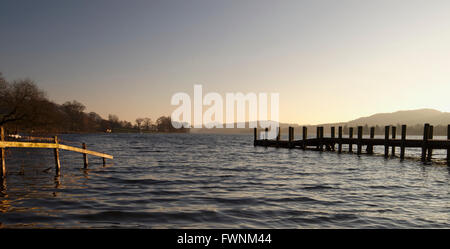 Luce della Sera a Coniston Water nel Lake District inglese. Foto Stock