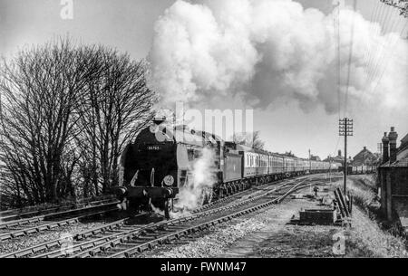 Stazione ferroviaria meridionale King Arthur classe 4-6-0 n. 30765 'Sir Gareth' a Broadstairs con una superba rastrello del nuovo marchio 1 pullman. Foto Stock