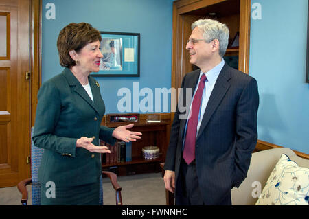 Stati Uniti il senatore Susan Collins (Repubblicano del Maine), sinistra, incontra il giudice Merrick Garland, capo della giustizia per gli Stati Uniti la Corte di Appello del Distretto di Columbia circuito, diritto, chi è il Presidente Usa Barack Obama la selezione per sostituire il compianto associare giustizia Antonin Scalia sulla Corte suprema, sinistra, come il giudice arriva per una foto op al Campidoglio di Washington DC Martedì, Marzo 29, 2016. Kirk è il primo senatore del GOP per soddisfare con una ghirlanda. Credito: Ron Sachs/CNP/dpa - nessun filo SERVICE - Foto Stock