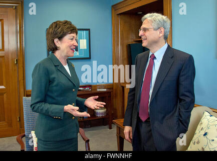 Stati Uniti il senatore Susan Collins (Repubblicano del Maine), sinistra, incontra il giudice Merrick Garland, capo della giustizia per gli Stati Uniti la Corte di Appello del Distretto di Columbia circuito, diritto, chi è il Presidente Usa Barack Obama la selezione per sostituire il compianto associare giustizia Antonin Scalia sulla Corte suprema, sinistra, come il giudice arriva per una foto op al Campidoglio di Washington DC Martedì, Marzo 29, 2016. Kirk è il primo senatore del GOP per soddisfare con una ghirlanda. Credito: Ron Sachs/CNP/dpa - nessun filo SERVICE - Foto Stock