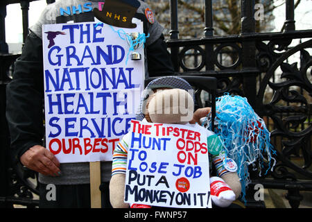 Londra, Regno Unito. 6 Aprile, 2016. Centinaia di medici in formazione walkout per la quarta volta come essi disputa sul nuovo contratto che incidono sulla retribuzione del fine settimana. Credito: Dinendra Haria/Alamy Live News Foto Stock