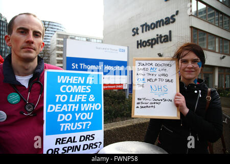 Londra, Regno Unito. 6 Aprile, 2016. Centinaia di medici in formazione walkout per la quarta volta come essi disputa sul nuovo contratto che incidono sulla retribuzione del fine settimana. Credito: Dinendra Haria/Alamy Live News Foto Stock