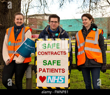 Royal Hospital, Gloucester, Regno Unito. 6 Aprile, 2016. I medici in formazione all'inizio del loro 48 ore di sciopero al di fuori Gloucesteshire Royal Hospital.La controversia durerà fino alla mezzanotte del 7 aprile 2016. Credito: charlie bryan/Alamy Live News Foto Stock