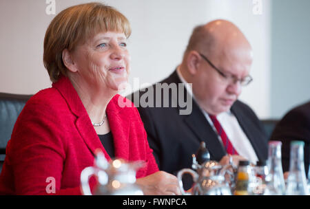 Berlino, Germania. 6 apr, 2016. Il cancelliere tedesco Angela Merkel (CDU, L) e il capo della cancelleria di Berlino Peter Altmaier (CDU) a prendere parte a una riunione del consiglio dei ministri del governo presso la cancelleria di Berlino, Germania, 6 aprile 2016. Foto: Kay Nietfeld/dpa/Alamy Live News Foto Stock