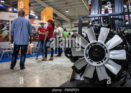 L'Avana, Cuba. 5 apr, 2016. Le persone che frequentano il sesto costruzione Internazionale Fair al Pabexpo complesso espositivo a l'Avana, Cuba, il 5 aprile 2016. Secondo la stampa locale, circa 199 espositori provenienti da 29 paesi e regioni hanno partecipato a questa 5 giorni di fiera, che è iniziata il 5 aprile. © Joaquin Hernandez/Xinhua/Alamy Live News Foto Stock