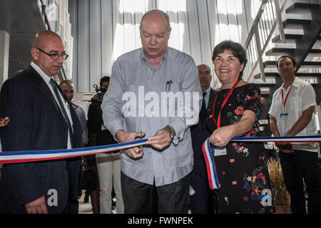 L'Avana, Cuba. 5 apr, 2016. Per Cuba il Ministro costruzione Rene Mesa (L), Ministro per il Commercio con l'estero Rodrigo Malmierca (C) e Cile del carter e Urbanistica Ministro Maria Paulina tagliato il nastro durante la cerimonia di apertura del 6 costruzioni internazionali fiera a Pabexpo complesso espositivo a l'Avana, Cuba, il 5 aprile 2016. Secondo la stampa locale, circa 199 espositori provenienti da 29 paesi e regioni hanno partecipato a questa 5 giorni di fiera, che è iniziata il 5 aprile. © Joaquin Hernandez/Xinhua/Alamy Live News Foto Stock