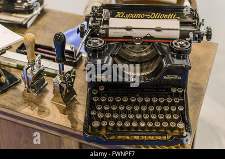 Madrid, Spagna, 6 aprile 2016. Il centro fieristico Ifema. Una vecchia macchina da scrivere vista dell'antiquariato in fiera Ifema. Foto Stock