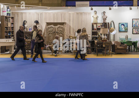 Madrid, Spagna, 6 aprile 2016. Il centro fieristico Ifema. Vista memorizza dell'antiquariato in fiera Ifema. Foto Stock