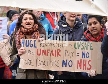 Manchester, Regno Unito, 6 aprile 2016 il BMA Junior medici' Marzo contro l istituzione del nuovo contratto va da Manchester Central Ospedali, Oxford Road a Piccadilly per un rally. La controversia tra il governo e i medici in formazione continua con una 48 ore di sciopero a partire da 8am oggi. Se necessario, un altro 48 ore di sciopero avrà inizio il 26 aprile. Credito: Giovanni friggitrice/Alamy Live News Foto Stock