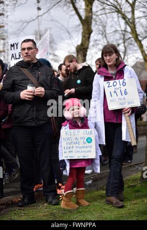 Manchester, Regno Unito, 6 aprile 2016 il BMA Junior medici' Marzo contro l istituzione del nuovo contratto va da Manchester Central Ospedali, Oxford Road a Piccadilly per un rally. La controversia tra il governo e i medici in formazione continua con una 48 ore di sciopero a partire da 8am oggi. Se necessario, un altro 48 ore di sciopero avrà inizio il 26 aprile. Credito: Giovanni friggitrice/Alamy Live News Foto Stock