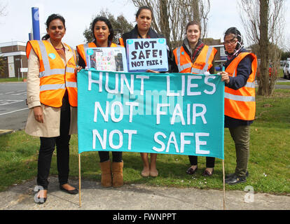 Newport, Isola di Wight. 6 Aprile, 2016. I medici presso l'ospedale St Mary dire "Caccia giace non equo non sicuri' come si uniscono con i colleghi di tutto il paese in una 48ora walkout oltre la decisione di imporre modifiche alla loro retribuzione e condizioni. Credito: Darren Toogood/Alamy Live News Foto Stock