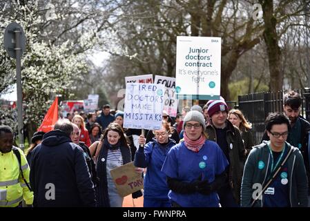 Manchester, Regno Unito, 6 aprile 2016 il BMA Junior medici' Marzo contro l istituzione del nuovo contratto va da Manchester Central Ospedali, Oxford Road a Piccadilly per un rally. La controversia tra il governo e i medici in formazione continua con una 48 ore di sciopero a partire da 8am oggi. Se necessario, un altro 48 ore di sciopero avrà inizio il 26 aprile. Credito: Giovanni friggitrice/Alamy Live News Foto Stock