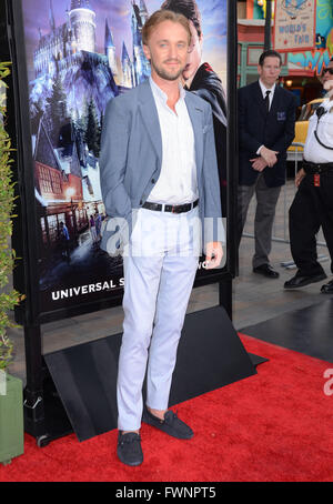 Los Angeles, California, USA. 5 apr, 2016. Città universale, California - Tom Felton. Gli arrivi per gli Universal Studios' ''mondo di Wizarding di Harry Potter apertura'" tenutasi presso gli Universal Studios di Hollywood. Photo credit: Birdie Thompson/AdMedia Credito: Birdie Thompson/AdMedia/ZUMA filo/Alamy Live News Foto Stock