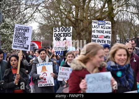Manchester, Regno Unito, 6 aprile 2016 il BMA Junior medici' Marzo contro l istituzione del nuovo contratto va da Manchester Central Ospedali, Oxford Road a Piccadilly per un rally. La controversia tra il governo e i medici in formazione continua con una 48 ore di sciopero a partire da 8am oggi. Se necessario, un altro 48 ore di sciopero avrà inizio il 26 aprile. Credito: Giovanni friggitrice/Alamy Live News Foto Stock