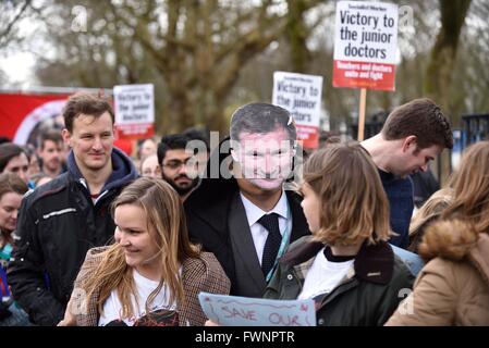 Manchester, Regno Unito, 6 aprile 2016 il BMA Junior medici' Marzo contro l istituzione del nuovo contratto va da Manchester Central Ospedali, Oxford Road a Piccadilly per un rally. La controversia tra il governo e i medici in formazione continua con una 48 ore di sciopero a partire da 8am oggi. Se necessario, un altro 48 ore di sciopero avrà inizio il 26 aprile. Credito: Giovanni friggitrice/Alamy Live News Foto Stock