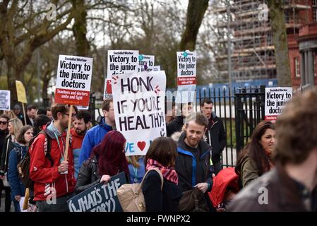 Manchester, Regno Unito, 6 aprile 2016 il BMA Junior medici' Marzo contro l istituzione del nuovo contratto va da Manchester Central Ospedali, Oxford Road a Piccadilly per un rally. La controversia tra il governo e i medici in formazione continua con una 48 ore di sciopero a partire da 8am oggi. Se necessario, un altro 48 ore di sciopero avrà inizio il 26 aprile. Credito: Giovanni friggitrice/Alamy Live News Foto Stock