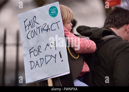 Manchester, Regno Unito, 6 aprile 2016 il BMA Junior medici' Marzo contro l istituzione del nuovo contratto va da Manchester Central Ospedali, Oxford Road a Piccadilly per un rally. La controversia tra il governo e i medici in formazione continua con una 48 ore di sciopero a partire da 8am oggi. Se necessario, un altro 48 ore di sciopero avrà inizio il 26 aprile. Credito: Giovanni friggitrice/Alamy Live News Foto Stock