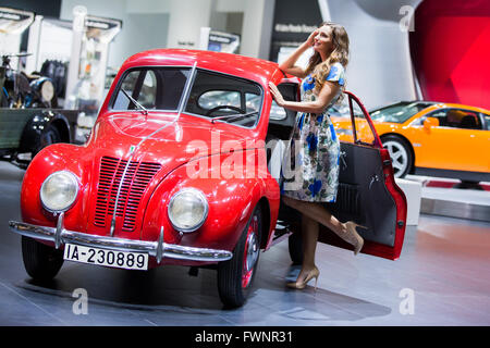 Essen, Germania. 06 apr, 2016. Janina pone accanto a una DKW F9 dal 1941 a Techno Classica motor show di Essen, Germania, 06 aprile 2016. Solo dieci di queste vetture sono state prodotte. Il classico motor show è tenuto dal 06 al 10 aprile. Foto: ROLF VENNENBERND/dpa/Alamy Live News Foto Stock