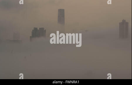 Hong Kong, Cina. 6 apr, 2016. Il paesaggio urbano è visto travolto in pesante velatura di Hong Kong, Cina del sud, Aprile 6, 2016. Credito: Lui Siu Wai/Xinhua/Alamy Live News Foto Stock