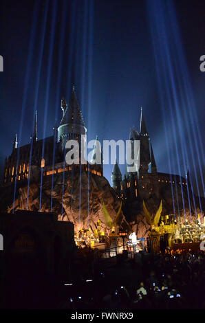 Universal City, CA, Stati Uniti d'America. 5 apr, 2016. 05 Aprile 2016 - CITTÀ UNIVERSALE, California - atmosfera. Gli arrivi per gli Universal Studios' ''mondo di Wizarding di Harry Potter apertura'" tenutasi presso gli Universal Studios di Hollywood. Photo credit: Birdie Thompson/AdMedia Credito: Birdie Thompson/AdMedia/ZUMA filo/Alamy Live News Foto Stock