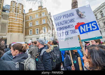 Whitehall, Londra, Regno Unito. 6 Aprile, 2016. Medici e infermieri marzo sul dipartimento di sanità in Whitehall - La linea di picchetto presso il St Thomas' ospedale. I medici in formazione un altro stadio 48 ore di sciopero contro i nuovi contratti a causa di essere imposto dal Governemnt e il ministro della salute Jeremy Hunt.infermieri stanno protestando circa la perdita delle loro borse di formazione nel 2017. Credito: Guy Bell/Alamy Live News Foto Stock