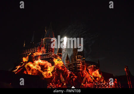 Universal City, CA, Stati Uniti d'America. 5 apr, 2016. 05 Aprile 2016 - CITTÀ UNIVERSALE, California - atmosfera. Gli arrivi per gli Universal Studios' ''mondo di Wizarding di Harry Potter apertura'" tenutasi presso gli Universal Studios di Hollywood. Photo credit: Birdie Thompson/AdMedia Credito: Birdie Thompson/AdMedia/ZUMA filo/Alamy Live News Foto Stock