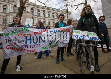 Londra, Regno Unito. 6 Aprile, 2016. Gli infermieri e i medici hanno marciato e messo in scena un die-in presso il Ministero della Sanità in segno di protesta contro i governi piano per ax il NHS regime di borse di studio. Credito: David Rowe/Alamy Live News Foto Stock