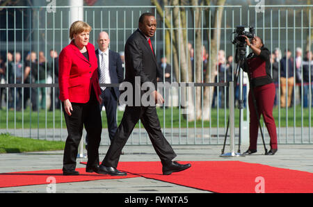 Berlino, Germania. 06 apr, 2016. Il cancelliere tedesco Angela Merkel (anteriore L-R) riceve il Kenya il Presidente Uhuru Muigai Kenyatta con gli onori militari di fronte alla Cancelleria federale a Berlino, Germania, 06 aprile 2016. Foto: BERND VON JUTRCZENKA/dpa/Alamy Live News Foto Stock