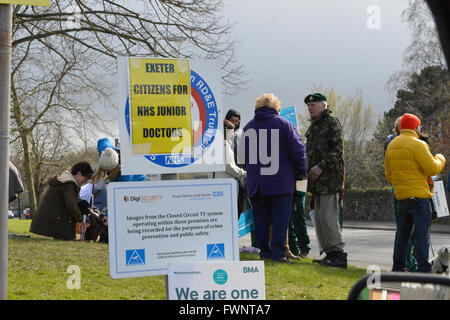 Exeter Devon, Regno Unito. 6 Aprile, 2016. Exeter i medici in sciopero - Royal Devon e Exeter Hospital, RDE- Mercoledì 6 aprile 2016 Credit: @camerafirm/Alamy Live News Foto Stock