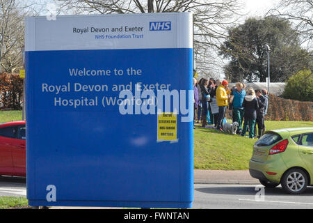 Exeter Devon, Regno Unito. 6 Aprile, 2016. Exeter i medici in sciopero - Royal Devon e Exeter Hospital, RDE- Mercoledì 6 aprile 2016 Credit: @camerafirm/Alamy Live News Foto Stock