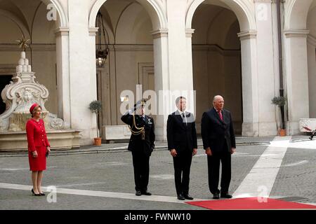 Roma, Italia. Il 6 aprile 2016. Il re Harald e la regina Sonja di Norvegia arrivo. Credito: Insidefoto/Alamy Live News Foto Stock