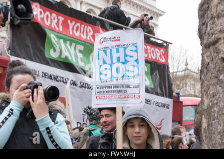 Londra, Regno Unito. Il 6 aprile 2016. Medici e altri manifestanti fuori casa di Richmond, il quartier generale del Dipartimento della Salute Credito: Ian Davidson/Alamy Live News Foto Stock