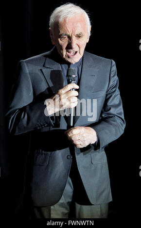 Praga, Repubblica Ceca. 06 apr, 2016. Cantante francese Charles Aznavour esegue durante un concerto presso il Centro Congressi di Praga a Praga Repubblica Ceca, Aprile 6, 2016. © Vit Simanek/CTK foto/Alamy Live News Foto Stock