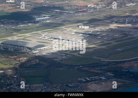 Aeroporto di Heathrow di Londra, UK. Il 6 aprile 2016. L'aeroporto di Heathrow è stata denominata sesto aeroporto più trafficato del mondo dopo accogliente 74.98 milioni di passeggeri nel 2015 Credit: amer ghazzal/Alamy Live News Foto Stock