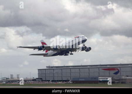 Aeroporto di Heathrow di Londra, UK. Il 6 aprile 2016. L'aeroporto di Heathrow è stata denominata sesto aeroporto più trafficato del mondo dopo accogliente 74.98 milioni di passeggeri nel 2015 Credit: amer ghazzal/Alamy Live News Foto Stock