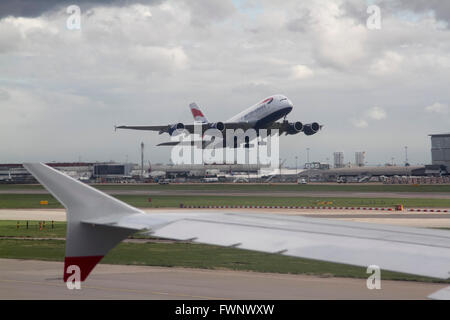 Aeroporto di Heathrow di Londra, UK. Il 6 aprile 2016. L'aeroporto di Heathrow è stata denominata sesto aeroporto più trafficato del mondo dopo accogliente 74.98 milioni di passeggeri nel 2015 Credit: amer ghazzal/Alamy Live News Foto Stock