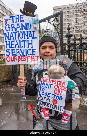 Londra, Regno Unito. 6 Aprile, 2016. Un sostenitore dei medici in formazione colpire con un Grand National targhetta a tema e monkey presso il St Thomas' Ospedale picket linea sul lato meridionale di Westminster Bridge. I medici e i sostenitori dire thecontract quale Ministro Helath Hunt intende imporre è sessista, razzista e classista, e mira a favorire la ripresa dell'NHS da privati di aziende del settore sanitario che è attualmente in corso. Il contratto dovrà ridurre la sicurezza negli ospedali, rimozione di misure di salvaguardia in materia di superlavoro e da solo ore. Peter Marshall / Alamy Live News Foto Stock