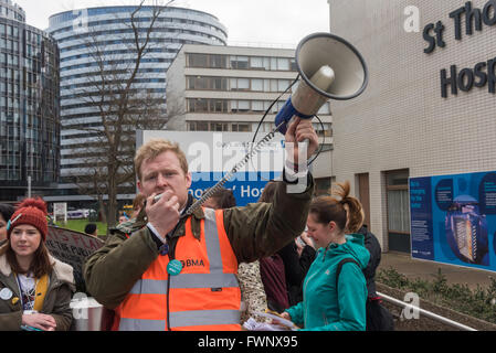 Londra, Regno Unito. 6 Aprile, 2016. Il chief BMA picket per i medici in formazione' sciopero a san Tommaso e ospedale grazie a tutti coloro che sono venuti a manifestare il loro sostegno, comprese le sorelle intonso, sindacalisti, studenti, studenti infermieri, professionisti medici e membri DPAC. Peter Marshall / Alamy Live News Foto Stock