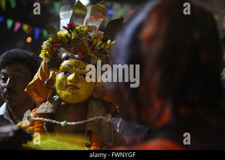 Kathmandu, Nepal. 06 apr, 2016. Un ballerino mascherato vestito come divinità esegue in 'Devi Pyankha" (devi ballare in lingua locale) per contrassegnare il Ghode Jatra (Horse Racing festival) a Kathmandu, Nepal. © Archana Shrestha che Pacifico/press/Alamy Live News Foto Stock