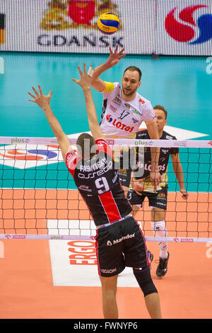 ERGO Arena, Gdansk, Polonia, 6 Aprile, 2016. La pallavolo Plus League, Milosz Hebda, Dmytro Pashytskyy, Piotr Gacek in azione durante la partita di pallavolo nel round 26 : Lotos Trefl Danzica vs Asseco Resovia Rzeszow, Credito: Tomasz Zasinski / Alamy Live News Foto Stock