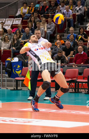 ERGO Arena, Gdansk, Polonia, 6 Aprile, 2016. La pallavolo Plus League, Milosz Hebda in azione durante la partita di pallavolo nel round 26 : Lotos Trefl Danzica vs Asseco Resovia Rzeszow, Credito: Tomasz Zasinski / Alamy Live News Foto Stock