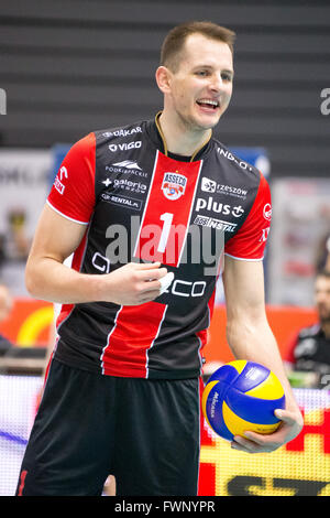 ERGO Arena, Gdansk, Polonia, 6 Aprile, 2016. La pallavolo Plus League, Bartosz Kurek in azione durante la partita di pallavolo nel round 26 : Lotos Trefl Danzica vs Asseco Resovia Rzeszow, Credito: Tomasz Zasinski / Alamy Live News Foto Stock