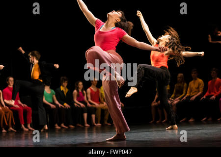 Londra 6 Aprile 2016 - National Youth Dance Company / Michael Keegan-Dolan presente in - Nocentes a Sadler's Wells Theatre. Credito: Danilo Moroni/Alamy Live News Foto Stock