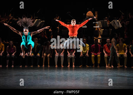 Londra 6 Aprile 2016 - National Youth Dance Company / Michael Keegan-Dolan presente in - Nocentes a Sadler's Wells Theatre. Credito: Danilo Moroni/Alamy Live News Foto Stock