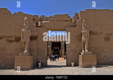 Luxor. 31 Mar, 2016. I turisti visita Tempio di Karnak a Luxor, Egitto il 31 marzo 2016. Tempio di Karnak comprende un vasto mix di templi cariati, pilastri, statue e altri edifici. © Zhao Dingzhe/Xinhua/Alamy Live News Foto Stock