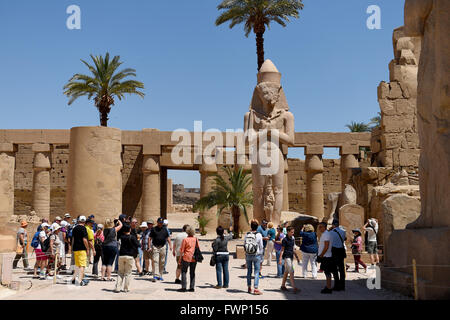 Luxor. 31 Mar, 2016. I turisti visita Tempio di Karnak a Luxor, Egitto il 31 marzo 2016. Tempio di Karnak comprende un vasto mix di templi cariati, pilastri, statue e altri edifici. © Zhao Dingzhe/Xinhua/Alamy Live News Foto Stock