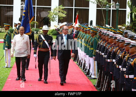 Manila, Filippine. 7 apr, 2016. Il principe Alberto di Monaco II (R) anteriore e il presidente filippino Benigno Aquino III (L, anteriore) rivedere le guardie di onore durante una cerimonia di benvenuto a Palazzo Malacanan a Manila, capitale delle Filippine, il 7 aprile 2016. Il principe Alberto di Monaco II è su nove giorni di visita ufficiale nelle Filippine. © Rouelle Umali/Xinhua/Alamy Live News Foto Stock