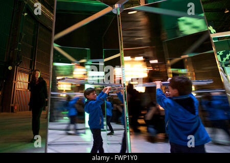 Milano, Italia. 6 apr, 2016. Un bambino gioca con un illustrazione 'porte girevoli', parte della mostra "oubt' a Milano il 6 aprile, 2016. La mostra "oubt' creato dall'artista tedesco Carsten Holler ha dato dei calci a fuori di mercoledì a Milano. © Jin Yu/Xinhua/Alamy Live News Foto Stock